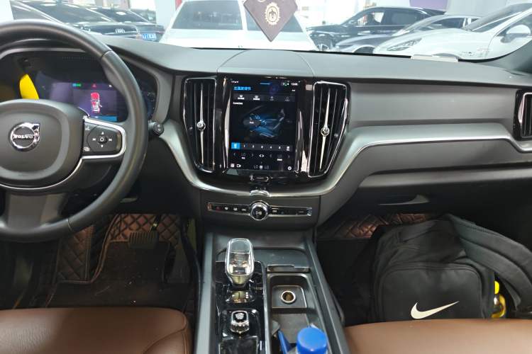Used Volvo XC60 2024 B5 4x4 Smart Luxury Edition Audio And AC Panel