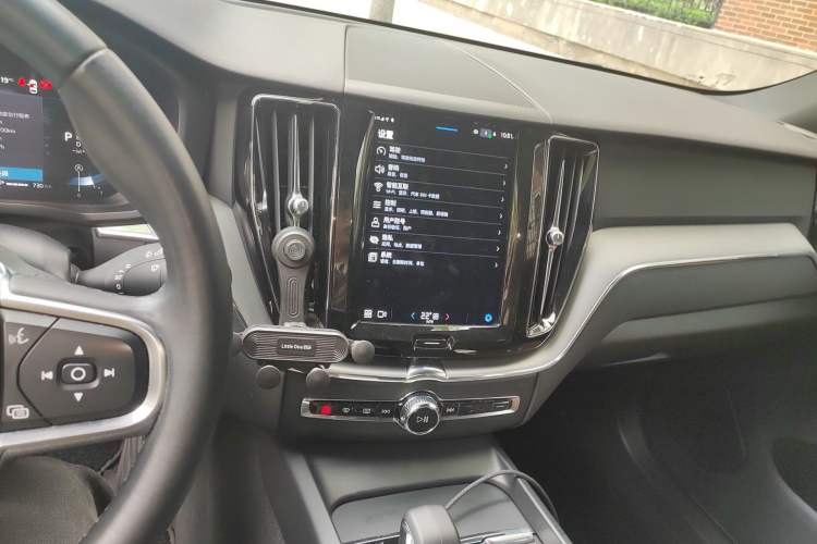 Used Volvo XC60 2024 B5 4x4 Smart Luxury Edition Audio And AC Panel
