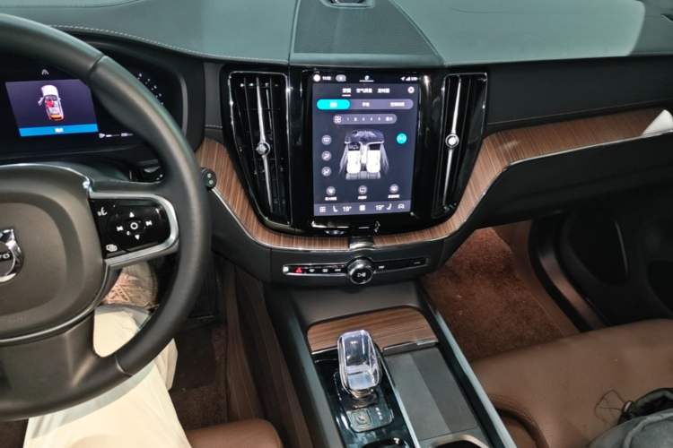 Used Volvo XC60 2024 B5 4x4 Smart Luxury Edition Audio And AC Panel