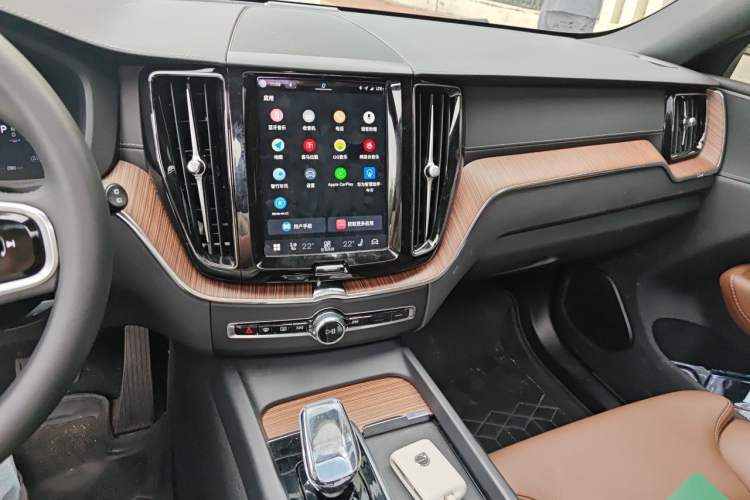 Used Volvo XC60 2024 B5 4x4 Smart Luxury Edition Audio And AC Panel