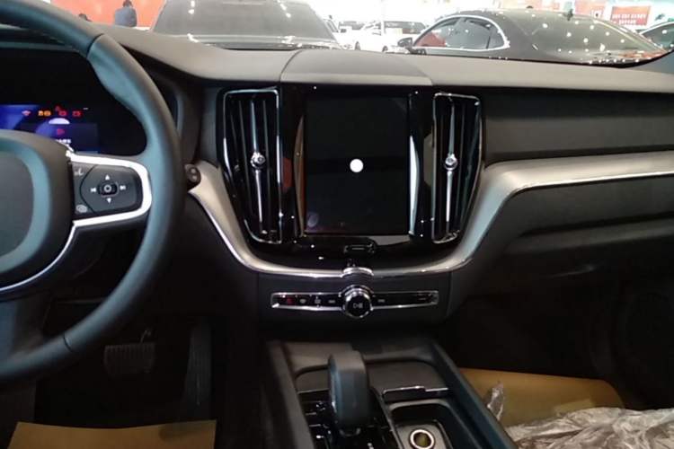 Used Volvo XC60 2024 B5 4x4 Smart Luxury Edition Audio And AC Panel