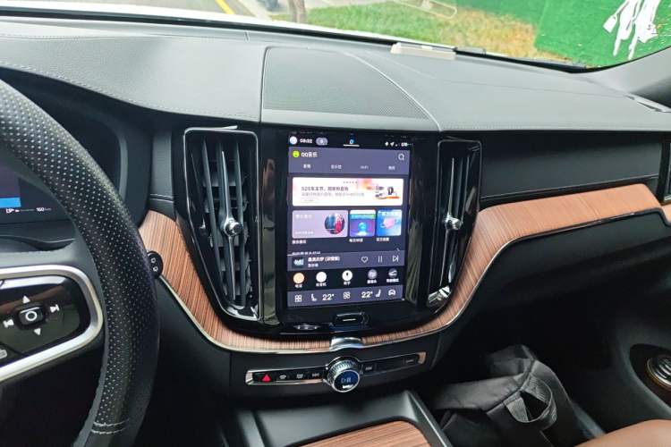 Used Volvo XC60 2024 B5 4x4 Smart Luxury Edition Audio And AC Panel