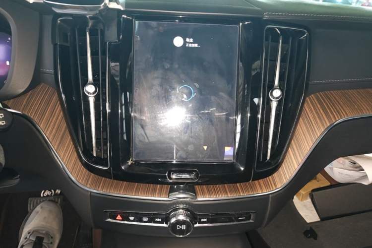Used Volvo XC60 2024 B5 4x4 Smart Luxury Edition Audio And AC Panel