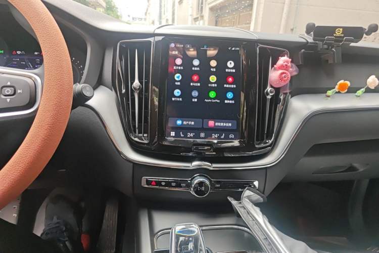 Used Volvo XC60 2024 B5 4x4 Smart Luxury Edition Audio And AC Panel