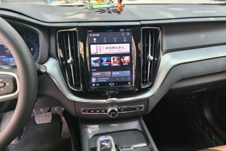 Used Volvo XC60 2024 B5 4x4 Smart Luxury Edition Audio And AC Panel