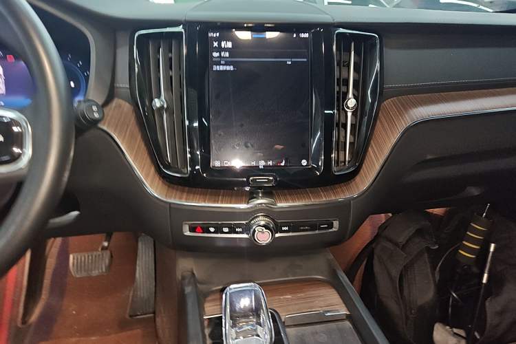 Used Volvo XC60 2024 B5 4x4 Smart Luxury Edition Audio And AC Panel
