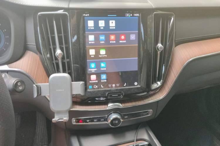 Used Volvo XC60 2024 B5 4x4 Smart Luxury Edition Audio And AC Panel