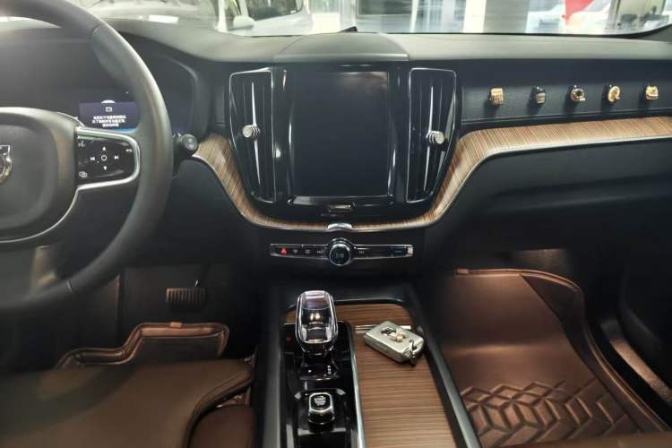 Used Volvo XC60 2024 B5 4x4 Smart Luxury Edition Audio And AC Panel