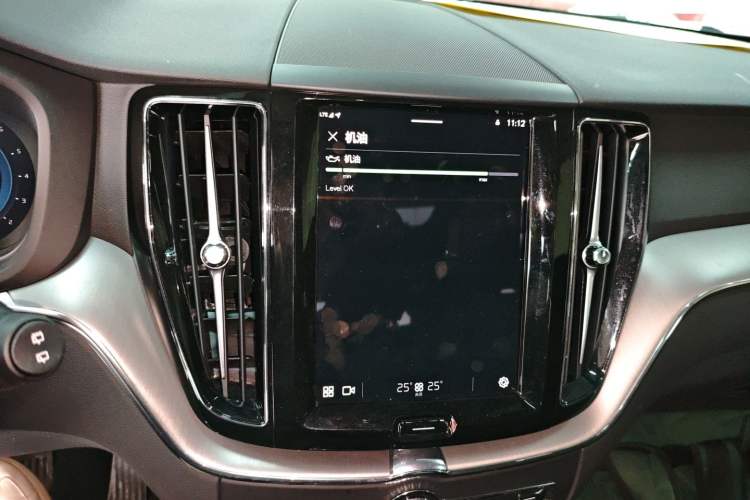 Used Volvo XC60 2024 B5 4x4 Smart Luxury Edition Audio And AC Panel