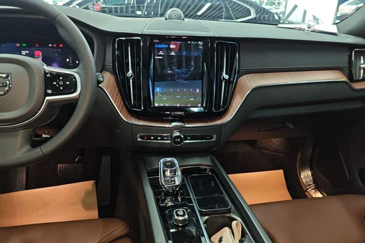 Used Volvo XC60 2024 B5 4x4 Smart Luxury Edition Audio And AC Panel