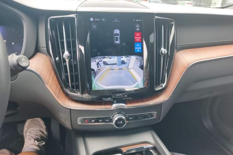 Used Volvo XC60 2024 B5 4x4 Smart Luxury Edition Audio And AC Panel