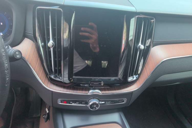 Used Volvo XC60 2024 B5 4x4 Smart Luxury Edition Audio And AC Panel