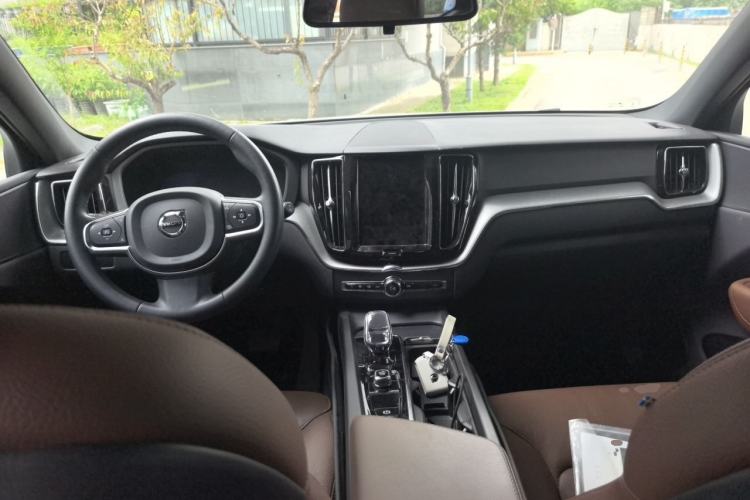 Used Volvo XC60 2024 B5 4x4 Smart Luxury Edition Center Console