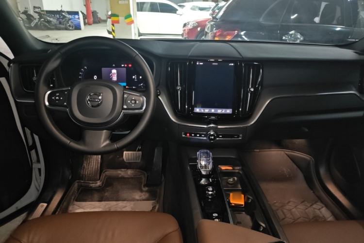 Used Volvo XC60 2024 B5 4x4 Smart Luxury Edition Center Console
