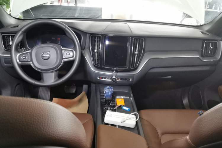 Used Volvo XC60 2024 B5 4x4 Smart Luxury Edition Center Console