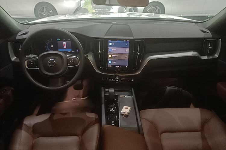 Used Volvo XC60 2024 B5 4x4 Smart Luxury Edition Center Console