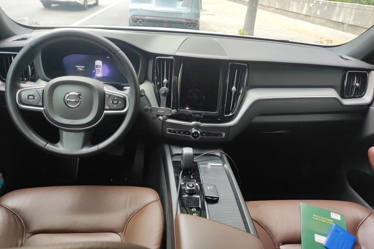 Used Volvo XC60 2024 B5 4x4 Smart Luxury Edition Center Console
