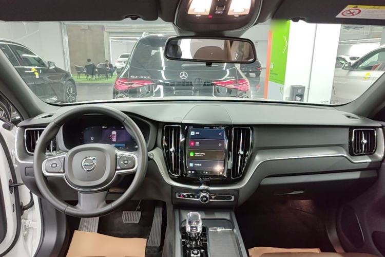 Used Volvo XC60 2024 B5 4x4 Smart Luxury Edition Center Console