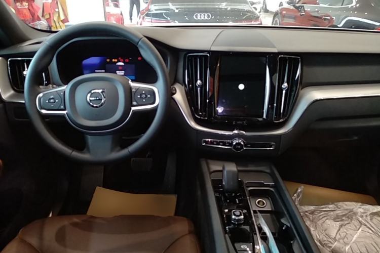 Used Volvo XC60 2024 B5 4x4 Smart Luxury Edition Center Console