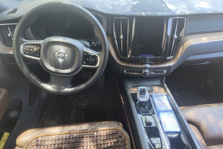 Used Volvo XC60 2024 B5 4x4 Smart Luxury Edition Center Console