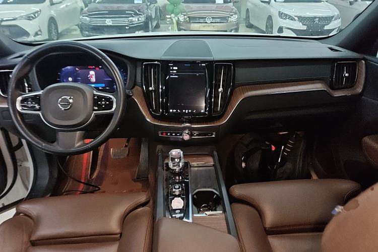 Used Volvo XC60 2024 B5 4x4 Smart Luxury Edition Center Console