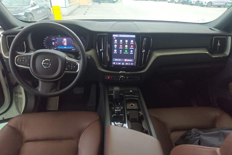 Used Volvo XC60 2024 B5 4x4 Smart Luxury Edition Center Console