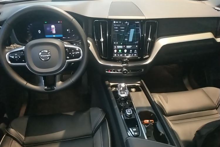 Used Volvo XC60 2024 B5 4x4 Smart & Advanced Sport Edition Center Console