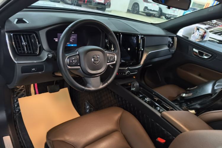Used Volvo XC60 2024 B5 4x4 Smart Luxury Edition Center Console