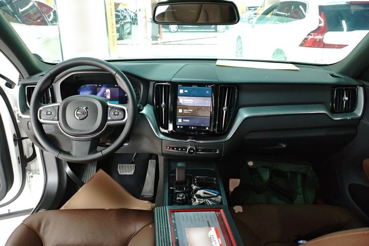 Used Volvo XC60 2024 B5 4x4 Smart Luxury Edition Center Console