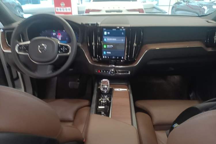 Used Volvo XC60 2024 B5 4x4 Smart Luxury Edition Center Console