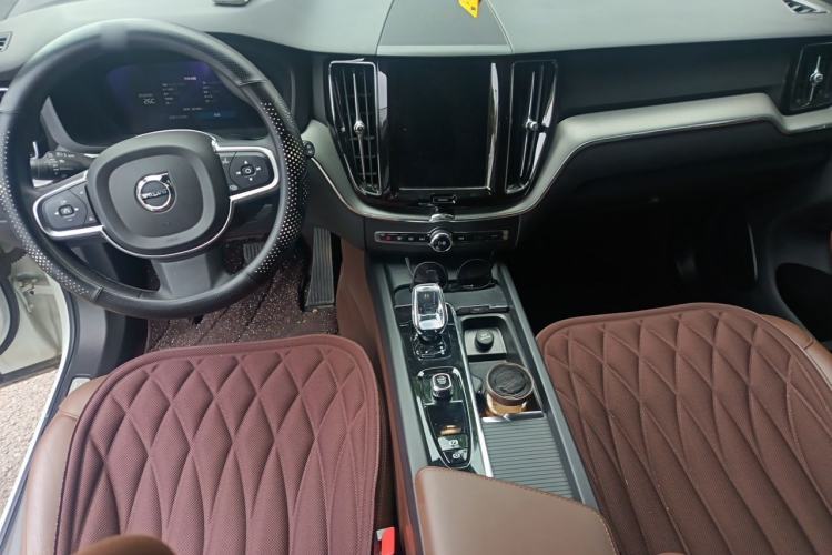 Used Volvo XC60 2024 B5 4x4 Smart Luxury Edition Center Console