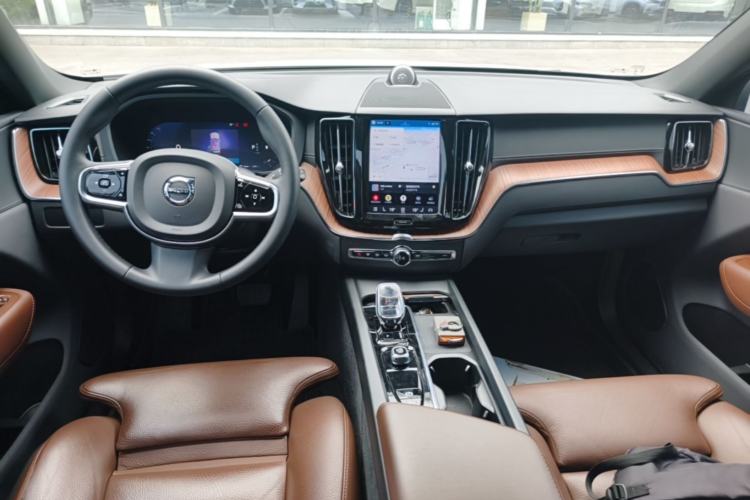 Used Volvo XC60 2024 B5 4x4 Smart Luxury Edition Center Console