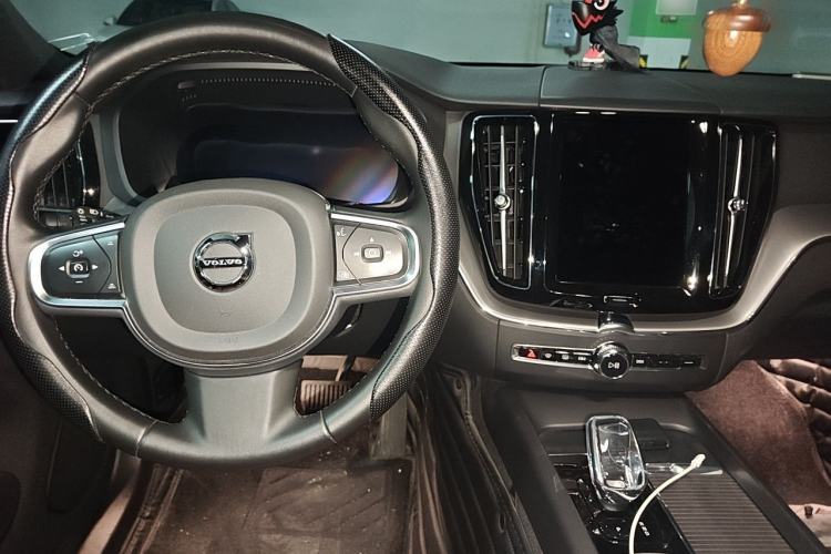 Used Volvo XC60 2024 B5 4x4 Smart Luxury Edition Center Console
