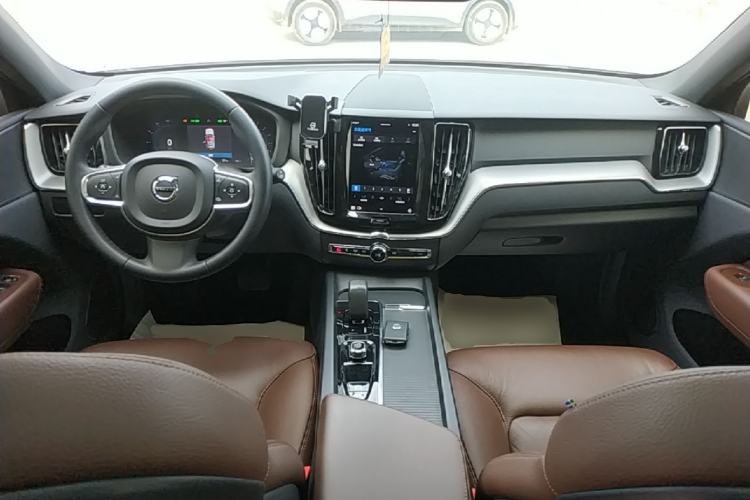 Used Volvo XC60 2024 B5 4x4 Smart Luxury Edition Center Console