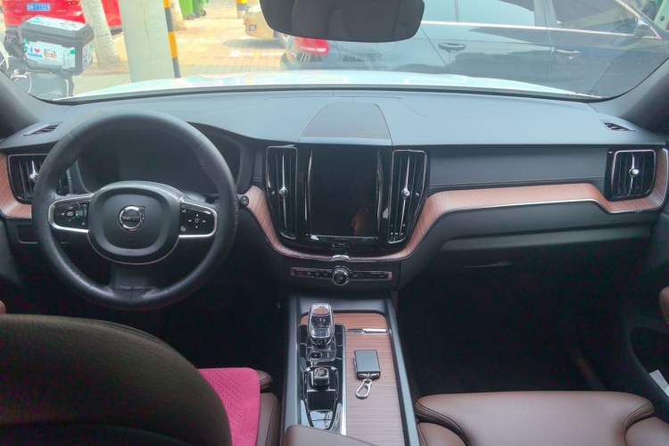 Used Volvo XC60 2024 B5 4x4 Smart Luxury Edition Center Console