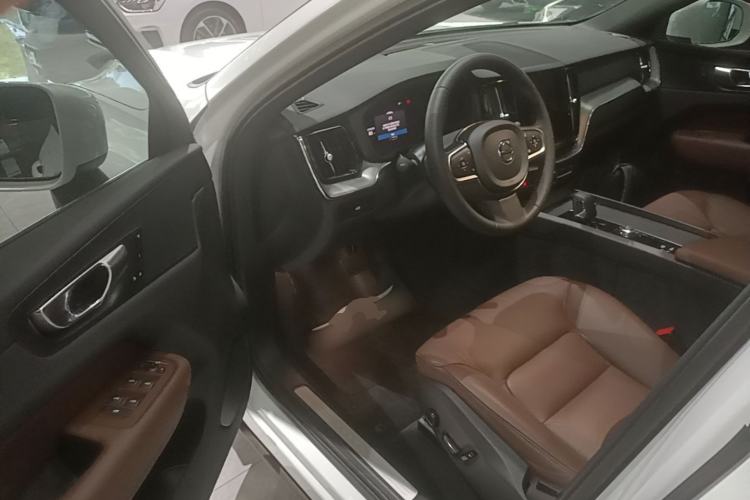 Used Volvo XC60 2024 B5 4x4 Smart Luxury Edition Driver Seat
