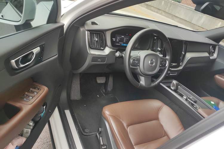 Used Volvo XC60 2024 B5 4x4 Smart Luxury Edition Driver Seat