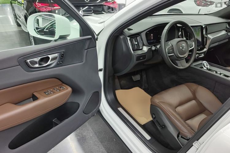 Used Volvo XC60 2024 B5 4x4 Smart Luxury Edition Driver Seat