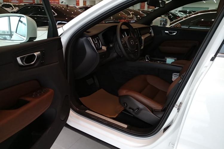 Used Volvo XC60 2024 B5 4x4 Smart Luxury Edition Driver Seat
