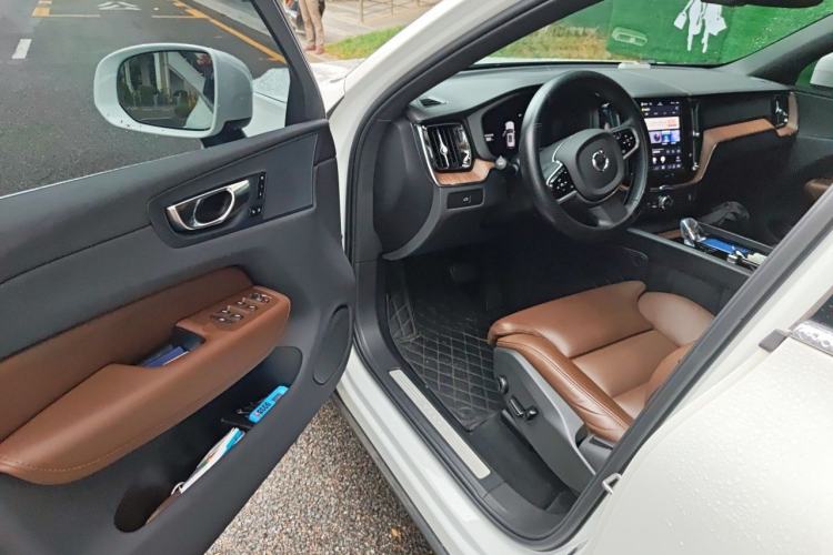 Used Volvo XC60 2024 B5 4x4 Smart Luxury Edition Driver Seat
