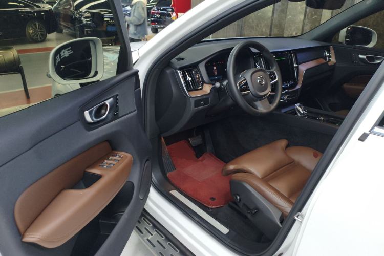 Used Volvo XC60 2024 B5 4x4 Smart Luxury Edition Driver Seat
