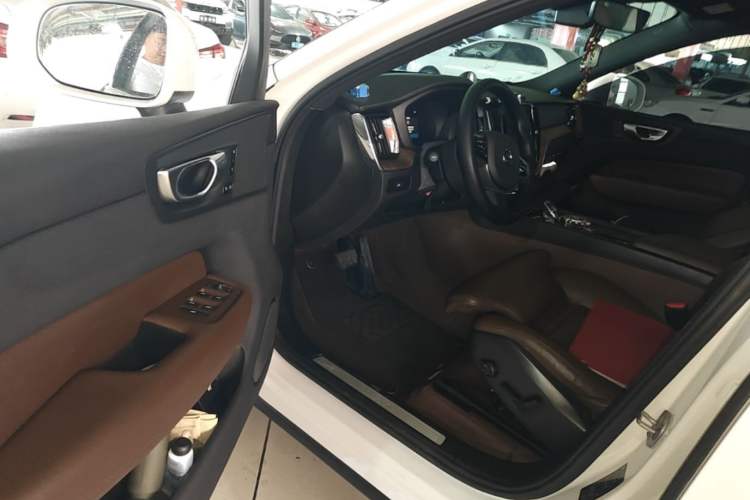 Used Volvo XC60 2024 B5 4x4 Smart Luxury Edition Driver Seat
