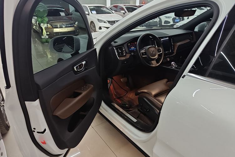 Used Volvo XC60 2024 B5 4x4 Smart Luxury Edition Driver Seat