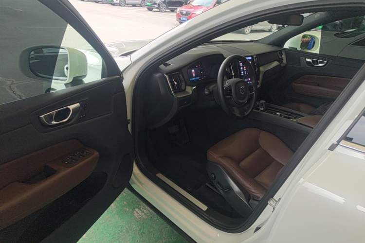 Used Volvo XC60 2024 B5 4x4 Smart Luxury Edition Driver Seat