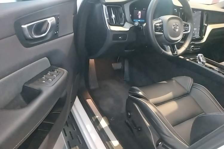 Used Volvo XC60 2024 B5 4x4 Smart & Advanced Sport Edition Driver Seat
