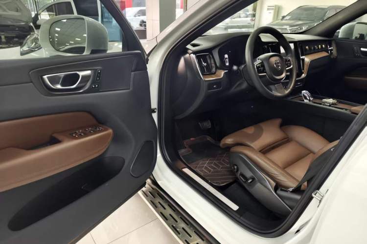 Used Volvo XC60 2024 B5 4x4 Smart Luxury Edition Driver Seat
