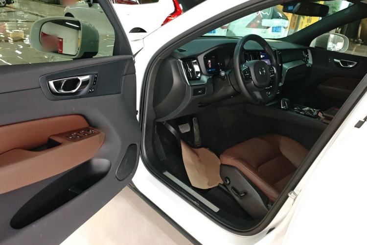 Used Volvo XC60 2024 B5 4x4 Smart Luxury Edition Driver Seat