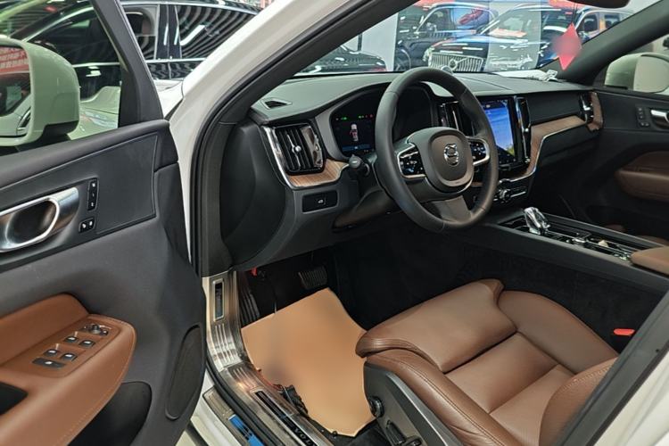 Used Volvo XC60 2024 B5 4x4 Smart Luxury Edition Driver Seat