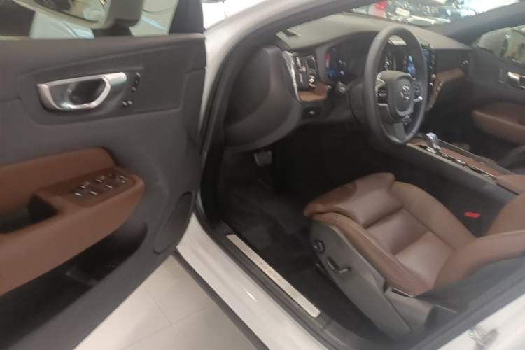 Used Volvo XC60 2024 B5 4x4 Smart Luxury Edition Driver Seat