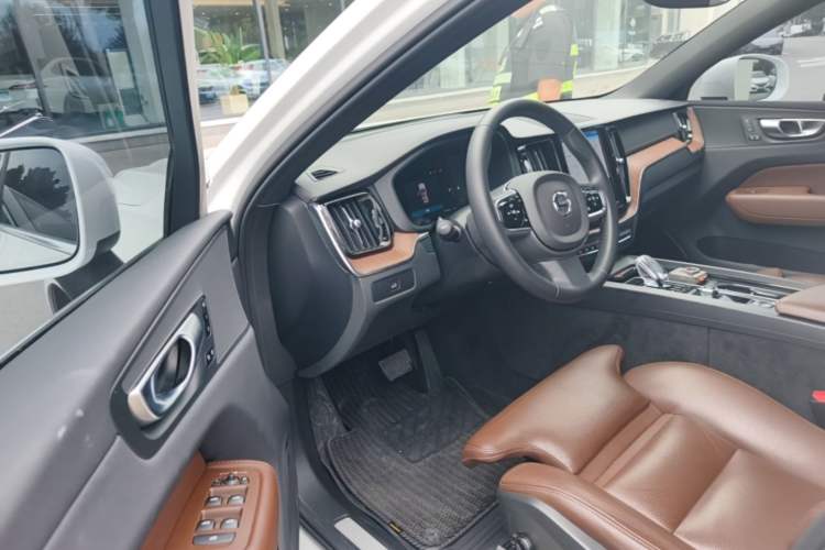 Used Volvo XC60 2024 B5 4x4 Smart Luxury Edition Driver Seat